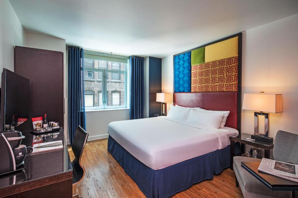 Superior King Room interior